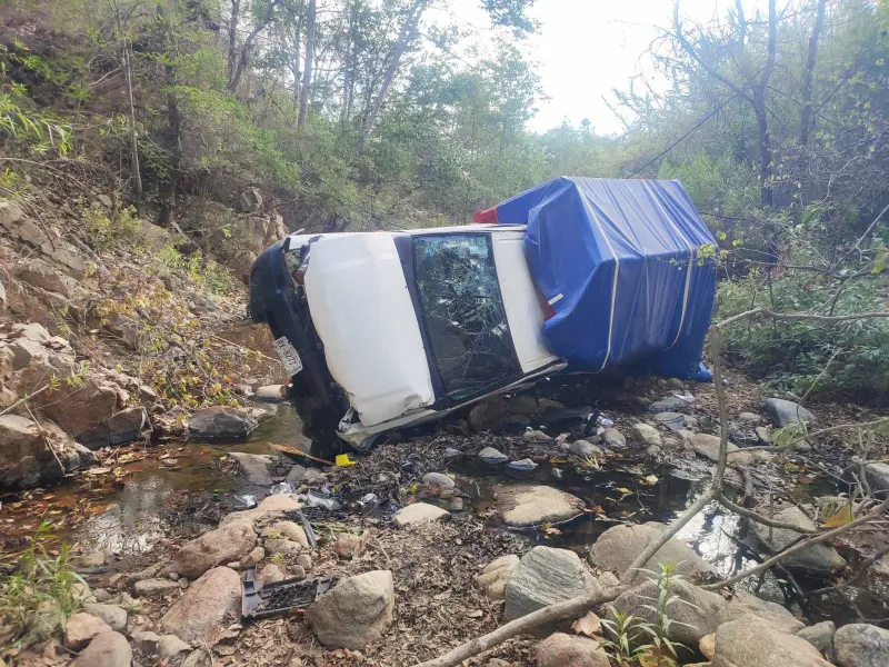 Muere una persona y otra resulta lesionada en volcadura en Etla