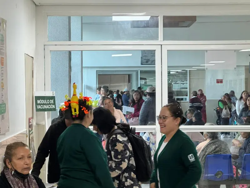 Llevan médicos de Hospital IMSS 220 en Toluca alegría a niños en su día