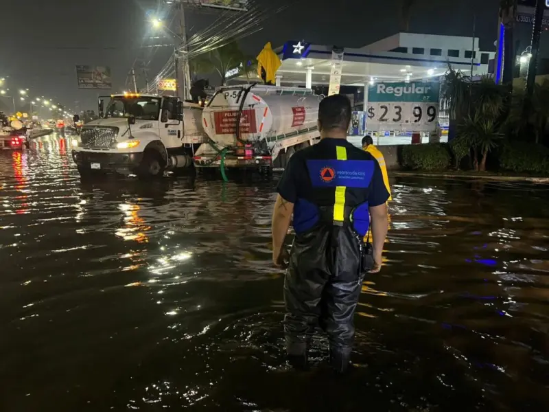 Lluvias dejan 18 árboles caídos y 4 vehículos varados en el municipio de Querétaro 