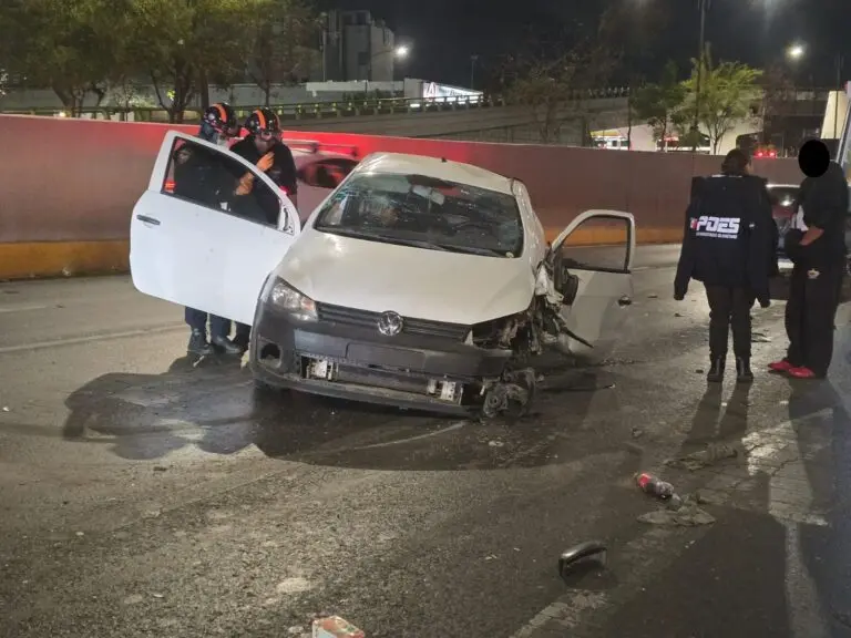 Aparatoso choque con volcadura en Paseo 5 de Febrero
