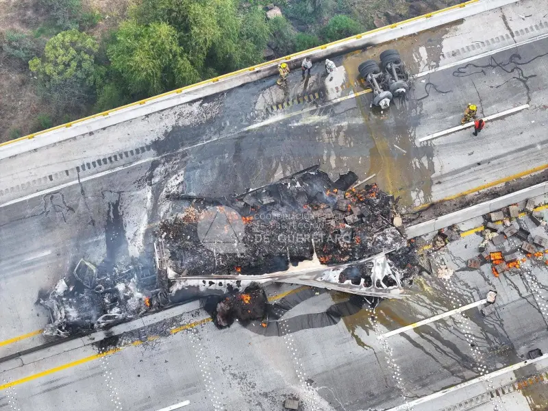 Tráiler cargado con pollos termina calcinado en el macrolibramiento