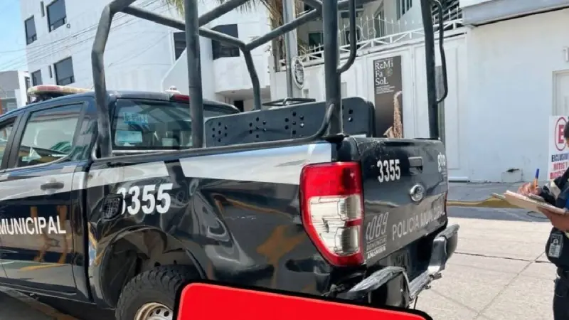 Multan a oficial de la Policía de San Francisco del Rincón por estacionarse en lugar prohibido
