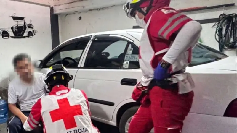 Rescatan a hombre prensado por camioneta en Oaxaca