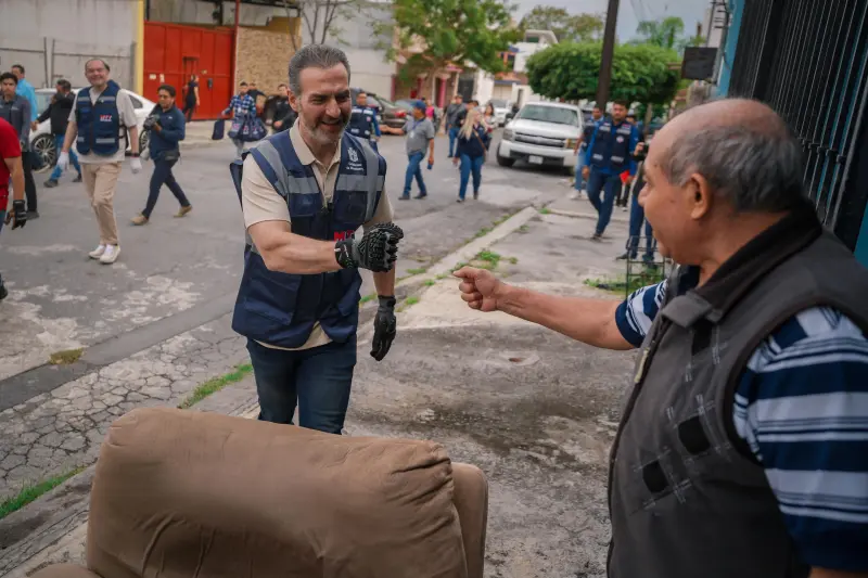 Encabeza Adrián de la Garza operativo de limpieza en la colonia del Maestro