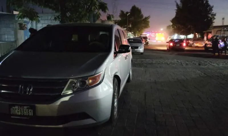 Patrulla choca contra camioneta estacionada en San Juan del Río