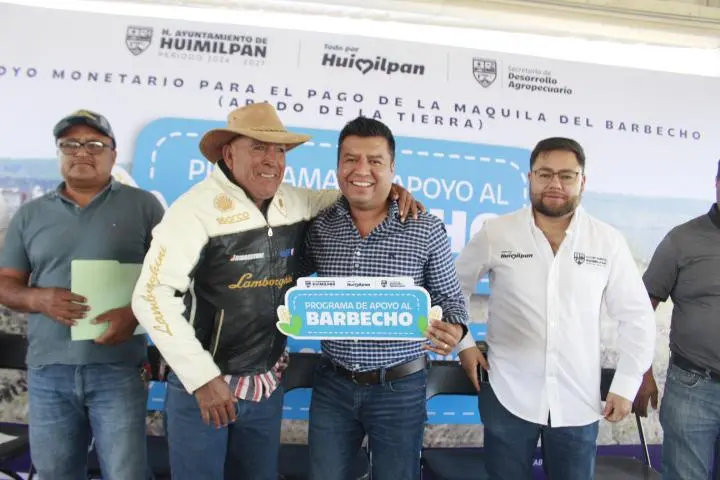 Entregan apoyos en beneficio de 400 productores del campo en Huimilpan 