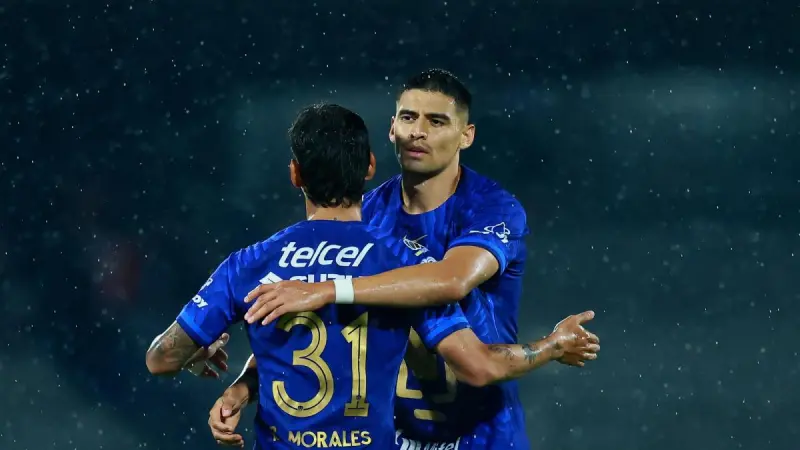 Pumas remonta a Bravos y sigue en pelea por el liderato