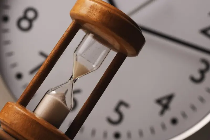 Que el tiempo pase más rápido con los años no es percepción: es ciencia y se llama ley de Janet