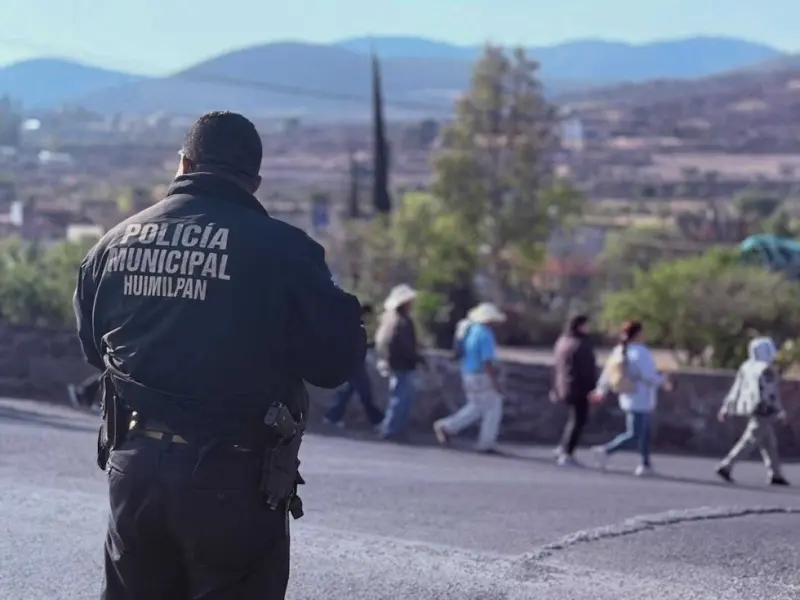 Policía de Huimilpan resguarda peregrinación hacia El Vegil