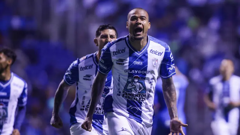 Tuzos de Pachuca vence a Cruz Azul con doblete de Kenedy