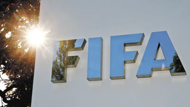 Futbolistas y árbitros se preparan para el experimento de la FIFA sobre el fuera de juego