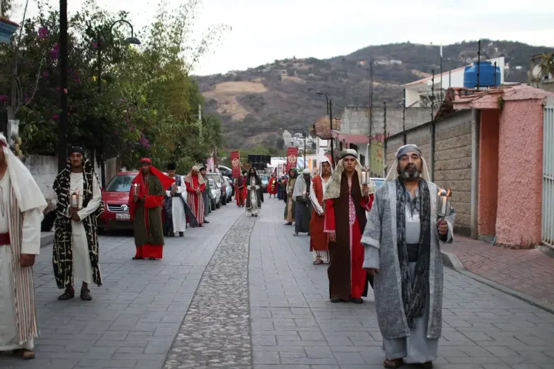 Realizan Viacrucis meditado en Ixtapan de la Sal por Semana Santa