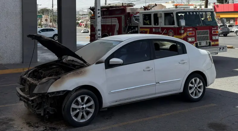 Falla mecánica provoca incendio de auto en la Mirador
