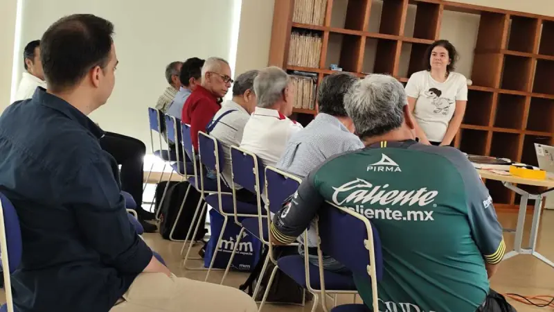 El arte de coleccionar historia: Gilberto de la Torre y el futuro de la filatelia en León