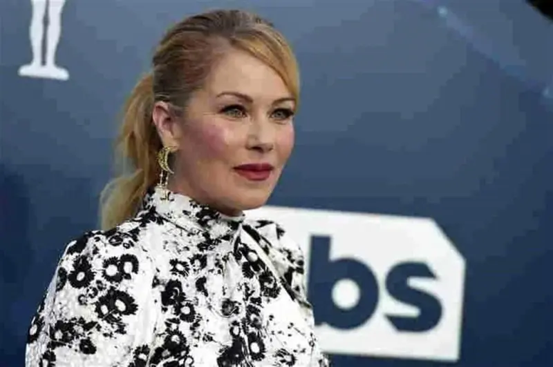 Hospitalizan a Christina Applegate quien padece esclerosis