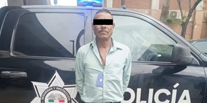 Capturan a hombre por circular en motocicleta con placa colgada en Monterrey
