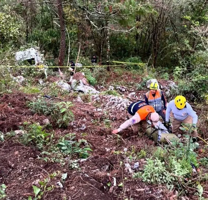Caída de auto a barranco en carretera Orizaba-Zongolica deja 3 muertos