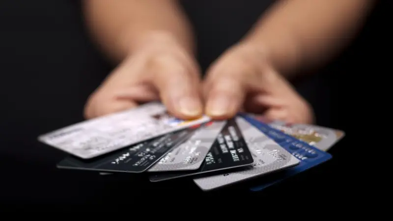 ¿Adiós a comisiones bancarias? Diputados buscan frenar cobros abusivos en cuentas de nómina y ahorro