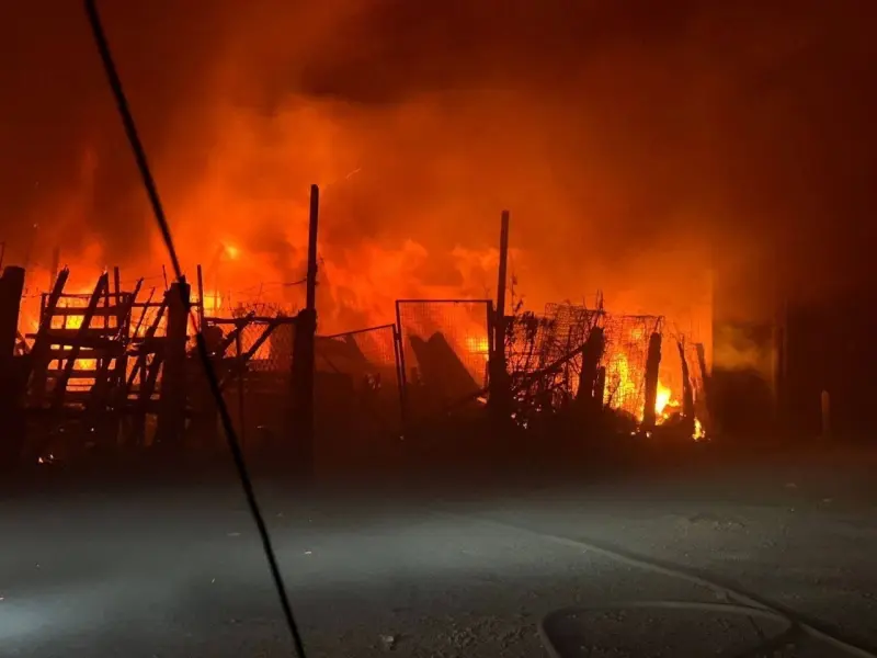 Incendio en chatarrera es controlado en Pedro Escobedo