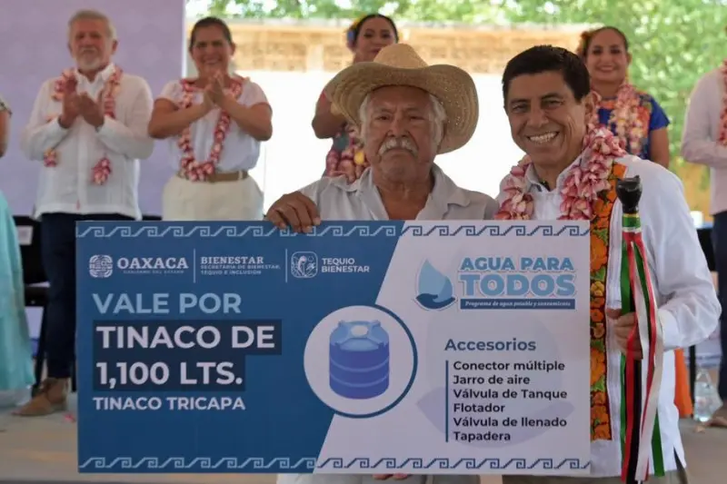 Entrega Gobierno de Oaxaca 800 tinacos en Tehuantepec