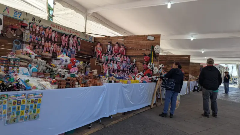 Tradición en Irapuato: Artesanos del cartón y la madera conquistan el Centro con juguetes típicos