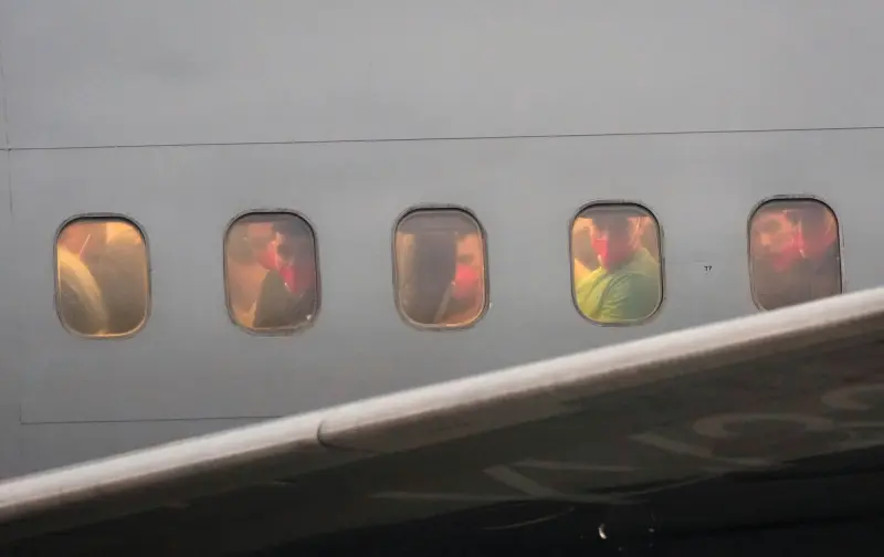 Inmigrantes que buscan asilo en EU son enviados a países desconocidos y quedan en el limbo