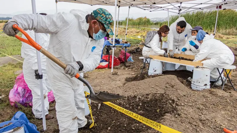 Colectivos contabilizan hallazgo de más de 1,000 fragmentos óseos en excavaciones en Chalco
