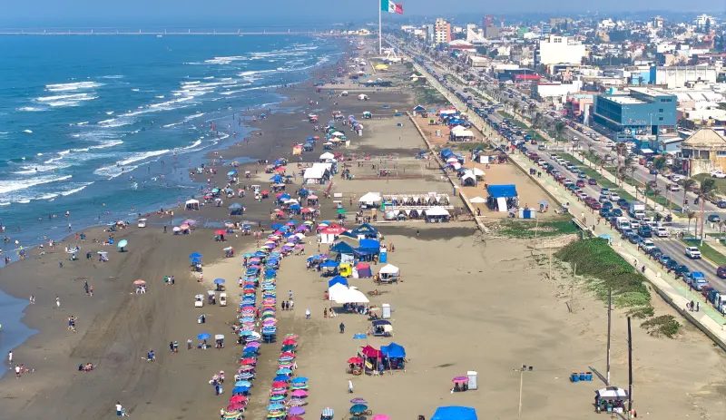 Cientos de familias disfrutan de las playas de Coatzacoalcos