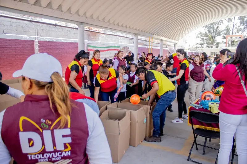 Regalan sonrisas DIF Teoloyucan y DHL con juguetes por Día del Niño