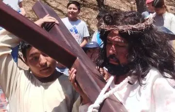 Personificar a Jesús en Viacrucis, un acto de fe, fuerza y devoción