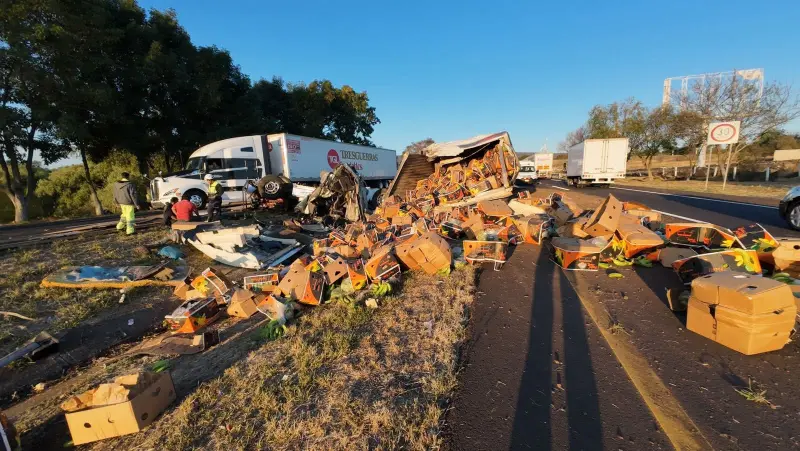 Chocan 2 tractocamiones en la de Occidente a la altura de Panindícuaro