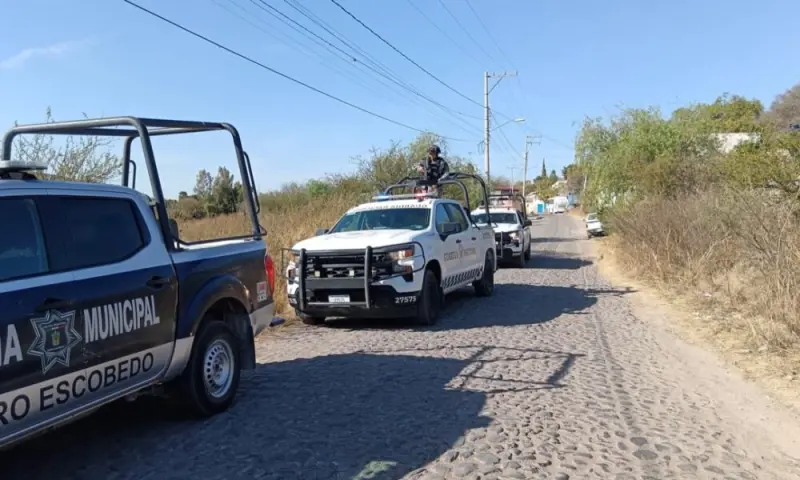 Tráiler impacta a camioneta y la hace volcar