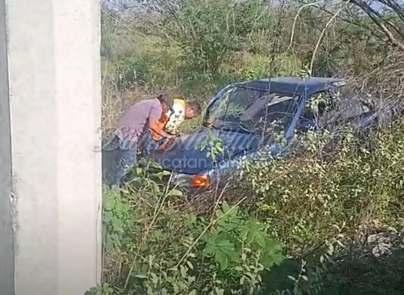 Pierde el control de su automóvil y se estrella contra un árbol en Hunucmá