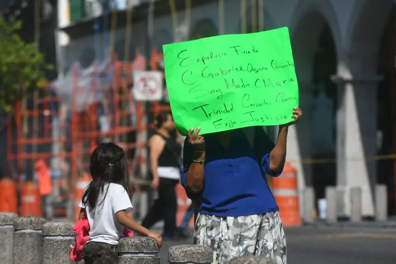 Madre de expolicía caído se desmaya mientras exigía indemnización