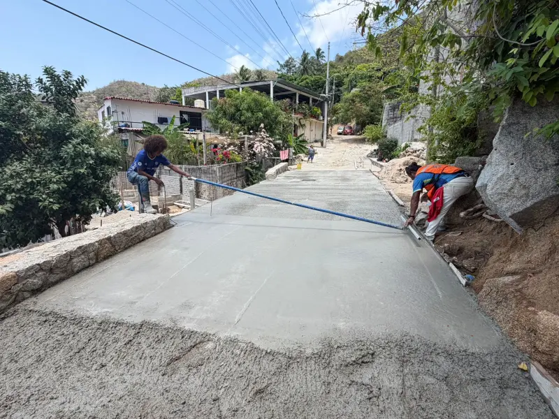 Pavimenta Gobierno de Acapulco calle en colonia Icacos