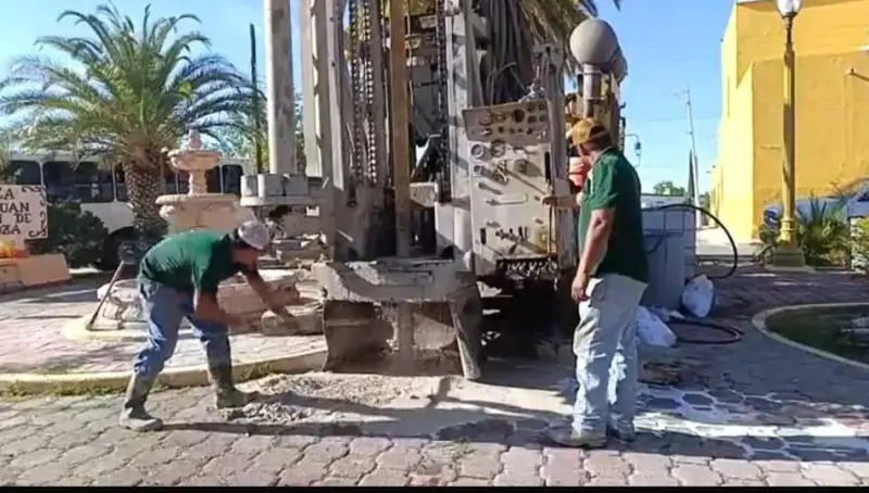 Perforan pozo sobre una plaza de Parras para abastecer de agua a colonias