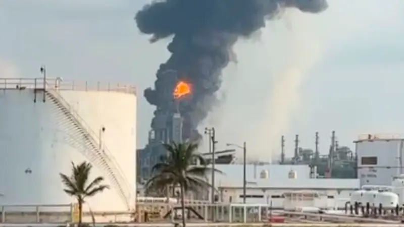 Pemex moviliza a 150 trabajadores para controlar el fuego en la refinería de Dos Bocas