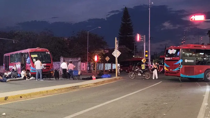 Mantienen bloqueos en Oaxaca; retienen BinniBus y afectan vialidades