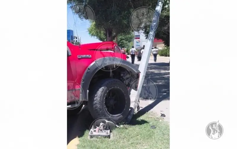 Choca mujer contra poste de alumbrado