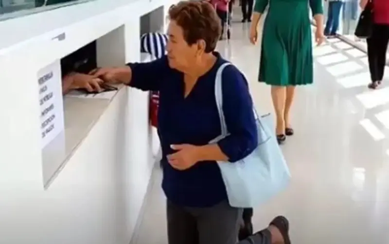 Se arrodillan pacientes en el IMSS; vulneran la dignidad, aseguran