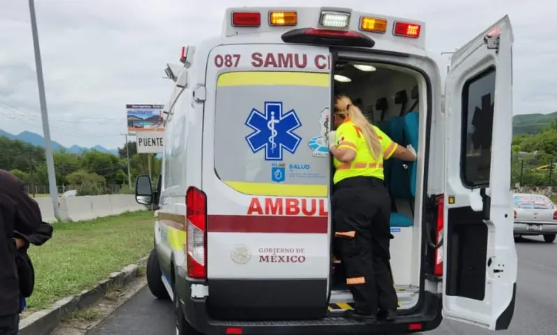 Motociclista y pasajero heridos al derrapar en Carretera Nacional de NL