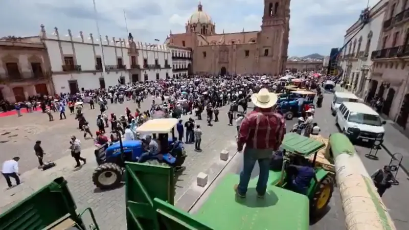Policía desaloja con violencia a productores de frijol en Zacatecas que protestaban en acceso a concierto por el Día de las Madres