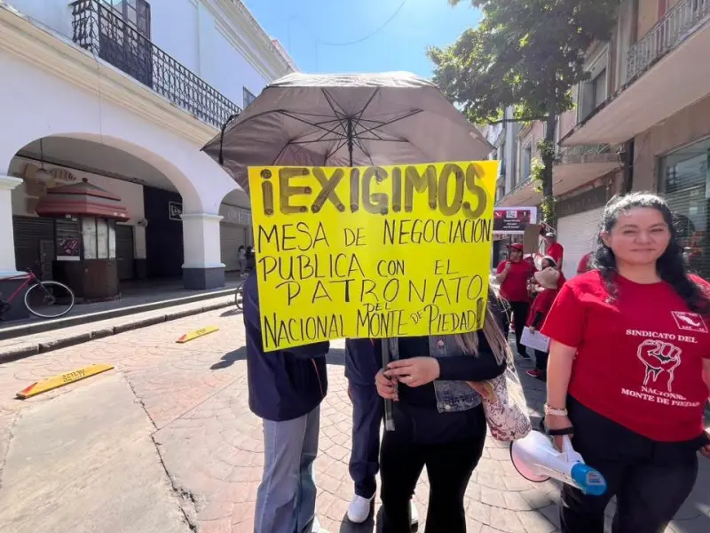 Marchan trabajadores en Toluca por demandas laborales