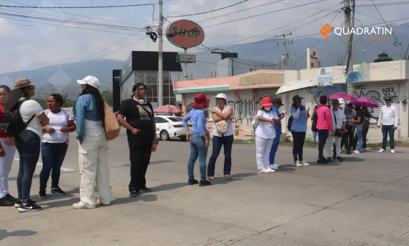 Bloquea trabajadores de Salud la Autopista del Sol por hostigamiento