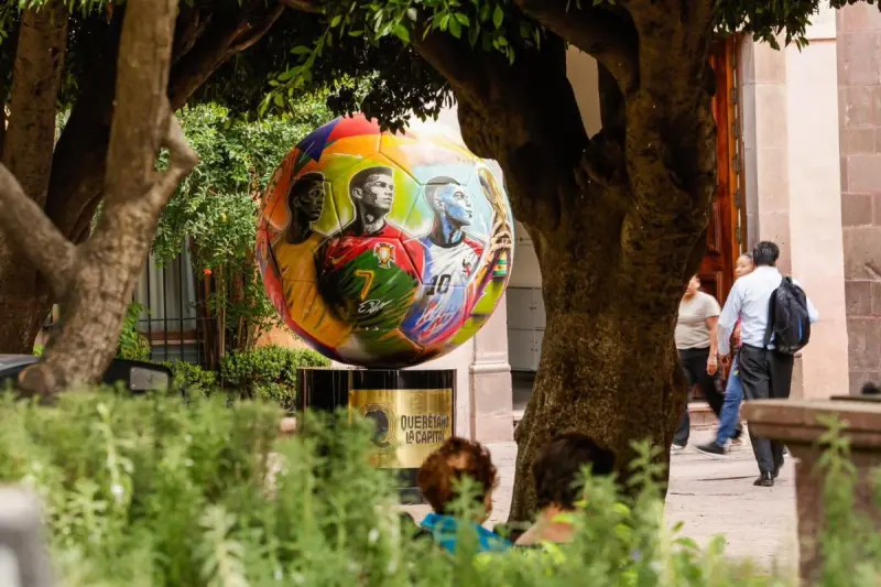 Liberan a mujeres detenidas por rayar balón de exposición del Mundial 2026