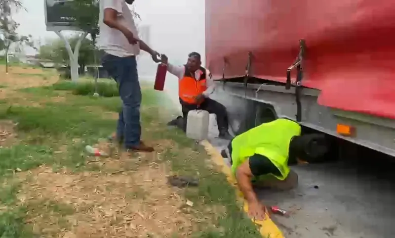 Oficial sofoca incendio en camión y evita riesgo a automovilistas en Guadalupe