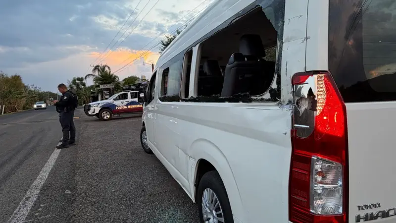 Tráiler embiste a turistas y se fuga en Michoacán