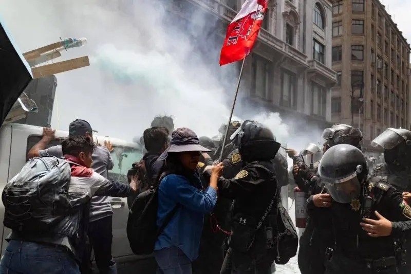 Segob, SEP e Issste citan a la CNTE a mesa de diálogo tras gaseada policial en el Centro Histórico