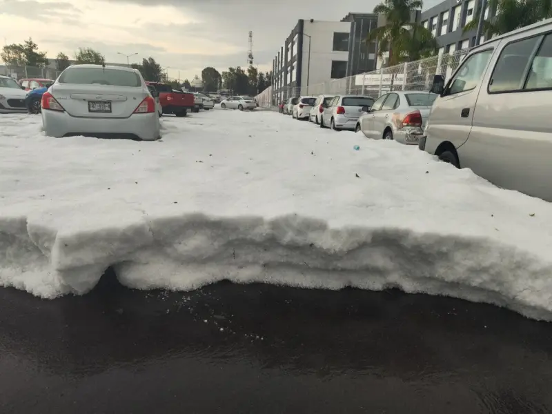 Granizada en Puebla capital deja calles y estadio Cuauhtémoc cubiertos de hielo