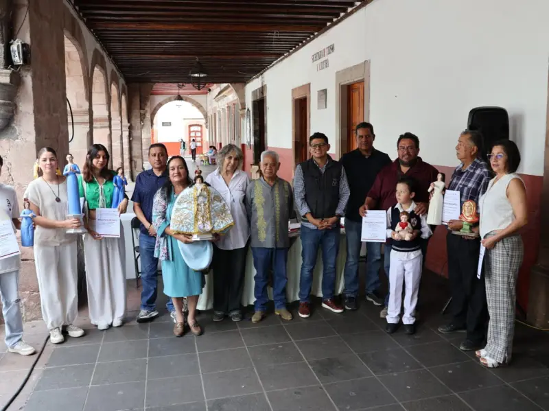 Instruyen a artesanos en uso de la técnica de pasta de caña en Pátzcuaro